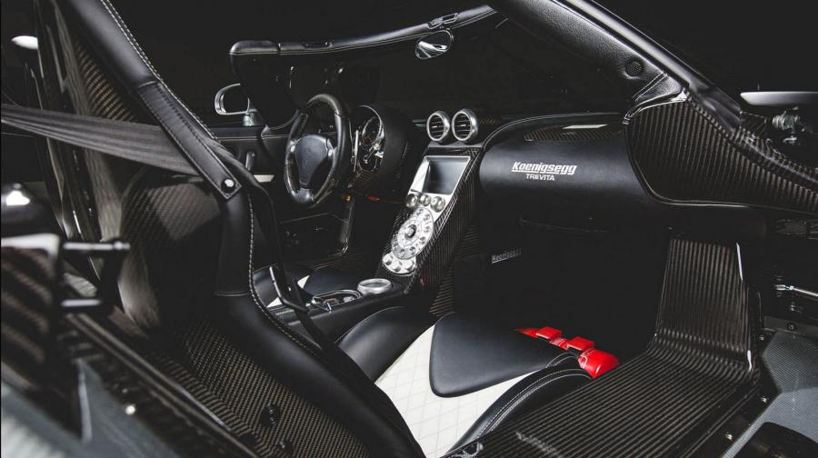 Интерьер Koenigsegg CCXR Trevita 2009 года  (фото 10 из 17)